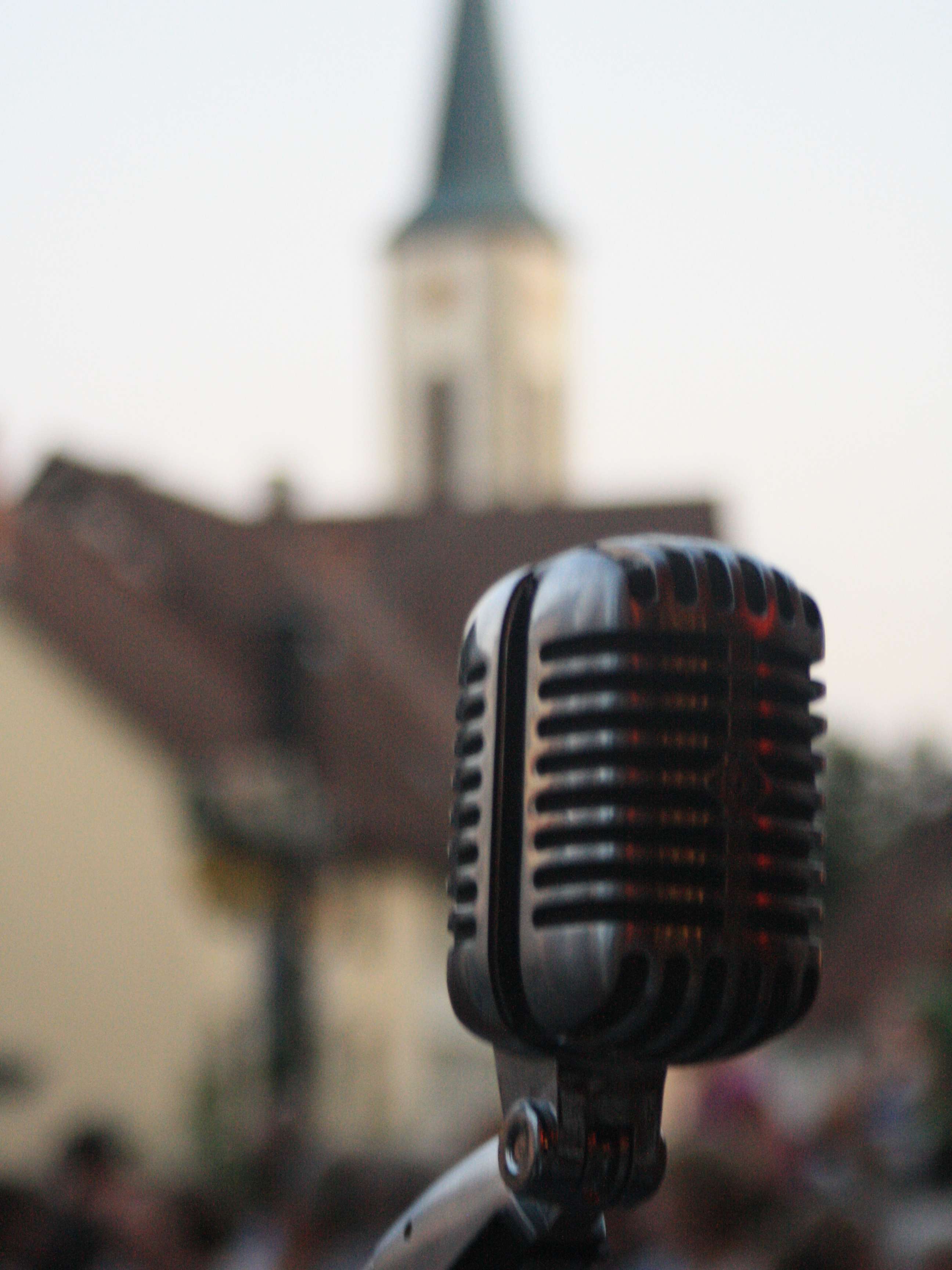 Mikrofon im Vordergrund, Stadtkirche im Hintergrund